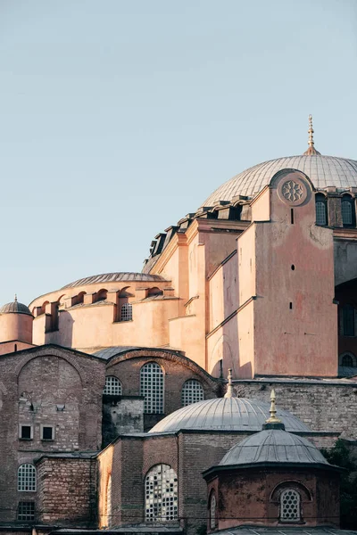 Pohled Krásnou Červenou Mešitu Budovy Pod Jasnou Oblohou — Stock fotografie