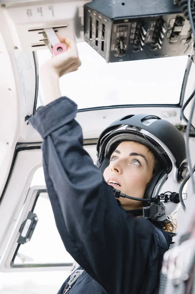 Oturma Helikoptere Işletim Kask Içinde Kadın Pilotu Odaklı — Stok fotoğraf