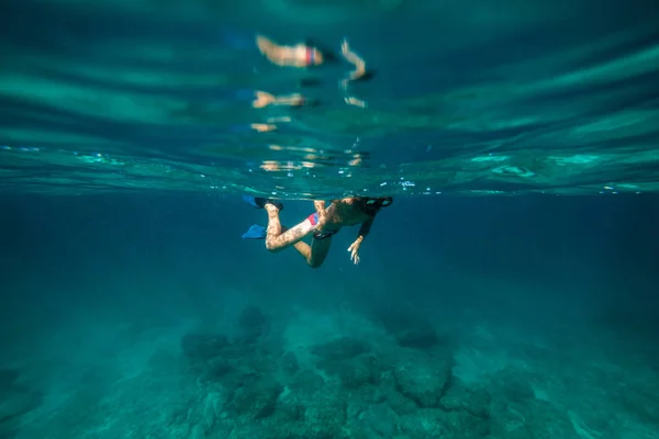 Tanınmayan Çocuk Karanlık Deniz Suyu Içinde Şnorkel — Stok fotoğraf