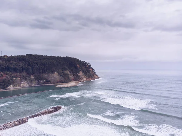 Amazing View Sea Water Splashing Long Rocky Cliff Cloudy Day — 스톡 사진