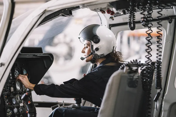 Женщина Пилот Внутри Вертолета — стоковое фото