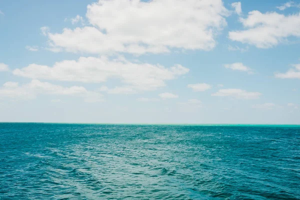 Nuvole Sul Mare Ondeggiante — Foto Stock