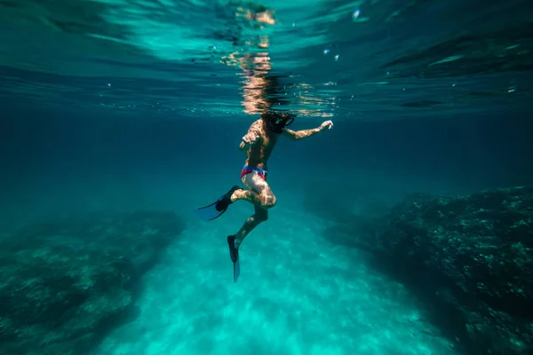 認識できない少年の暗い海の水でシュノーケ リング — ストック写真