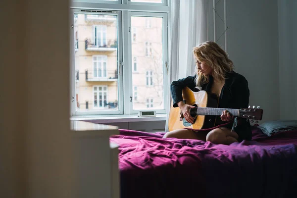 Jovem Loira Tocando Guitarra Cama Casa — Fotografia de Stock