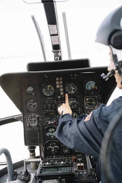 Pilote Féminin Concentré Assis Opérant Hélicoptère — Photo