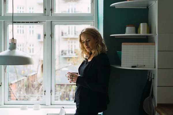 Mujer Rubia Romántica Pie Con Taza Ventana Casa — Foto de Stock