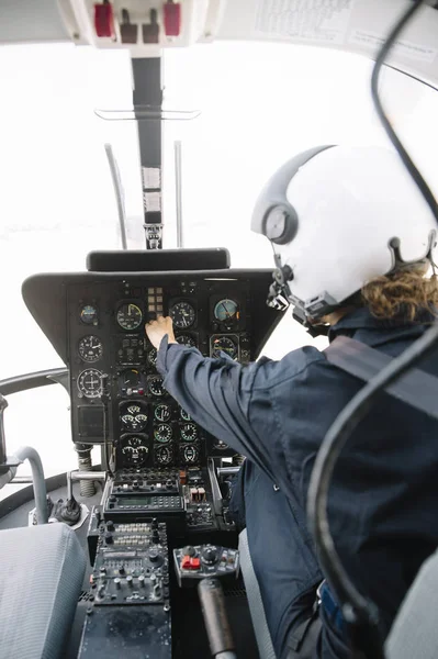 Piloto Focado Fêmea Sentado Operando Helicóptero — Fotografia de Stock