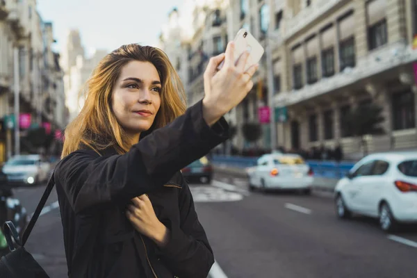 Kobieta Biorąc Selfie Smartfonu Drodze Mieście — Zdjęcie stockowe