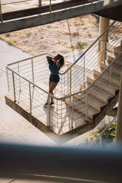 Woman Leaning Railing Staircase Outdoors — Stock Photo, Image