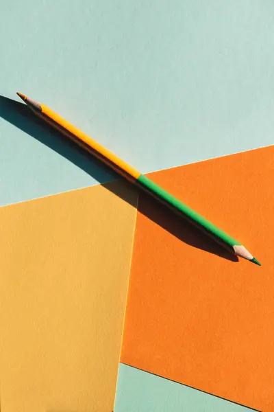 Kettős Végű Színes Ceruza Világoskék Narancssárga Geometriai Háttérrel Vissza Iskolába — Stock Fotó