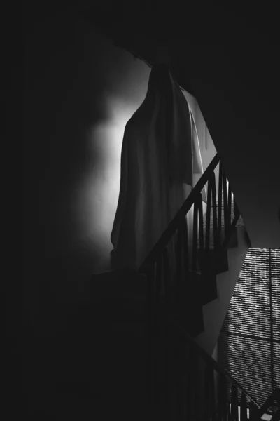 Pessoa Disfarçada Fantasma Para Halloween Quarto Escuro — Fotografia de Stock