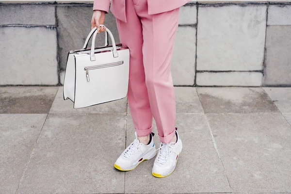 特写镜头时尚模型在运动鞋和粉红色的西装 — 图库照片