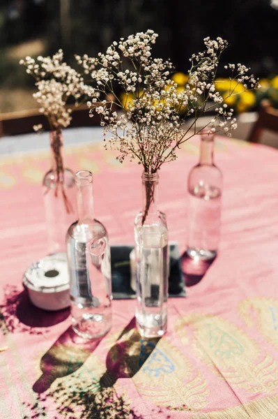 Pequeñas Flores Rústicas Blancas Botellas Vino Sobre Mesa —  Fotos de Stock