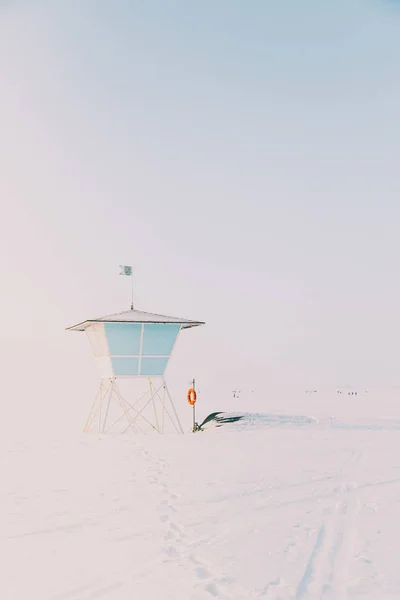 Pohled Malý Plážový Stánek Pobřeží Pokrytý Sněhem Slunci — Stock fotografie