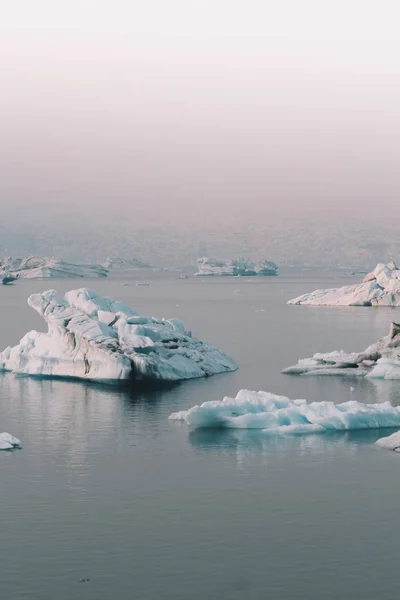 Вид Шматочки Холодного Льодовика Плавають Холодній Воді Океану — стокове фото