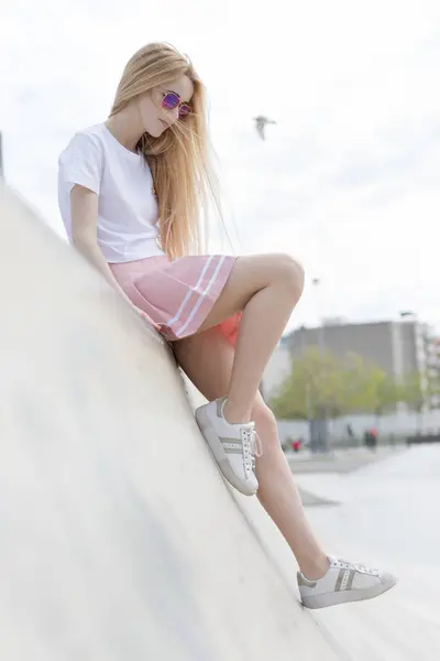 Élégant Blonde Fille Dans Des Lunettes Soleil Assis Sur Skate — Photo