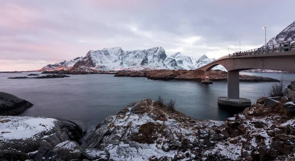 Malerischer Blick Auf Verschneite Berge Und Meer Mit Brücke Hintergrund — Stockfoto