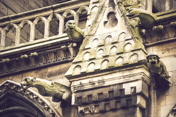 Close Fachada Notre Dame Paris Decorada Com Estátuas Criaturas Fictícias — Fotografia de Stock