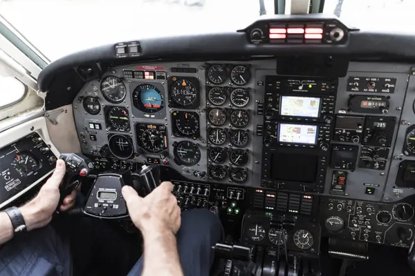 Modern Uçakların Kokpitinde Tek Başına Oturan Kulaklık Takan Tanınmayan Bir — Stok fotoğraf