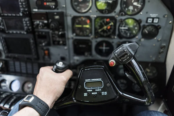 制御ホイールを使用して現代の航空機を操縦認識できないパイロットの作物の手 — ストック写真