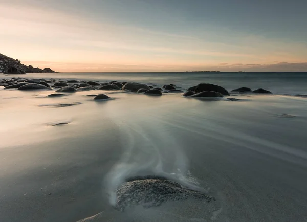 Gladde Stenen Stroom Van Water Onder Avondrood — Stockfoto