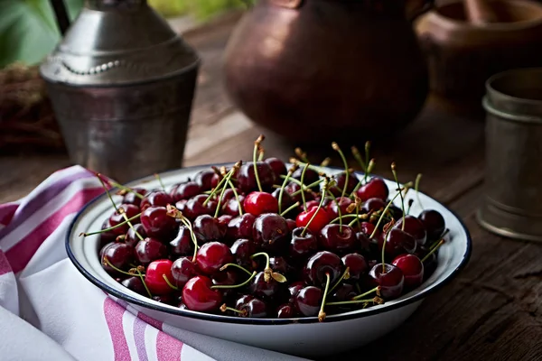 Close Fresh Cherries Metal Bowl Brown Wooden Table — Stock Photo, Image