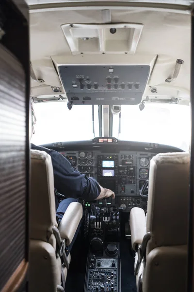 Nierozpoznawalny Człowiek Samolocie Pilotującym Słuchawki Sam Podczas Siedzenia Kokpicie Nowoczesnych — Zdjęcie stockowe