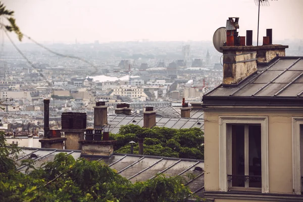 Pohled Stromy Střechy Domu Mlha Paříž Francie — Stock fotografie
