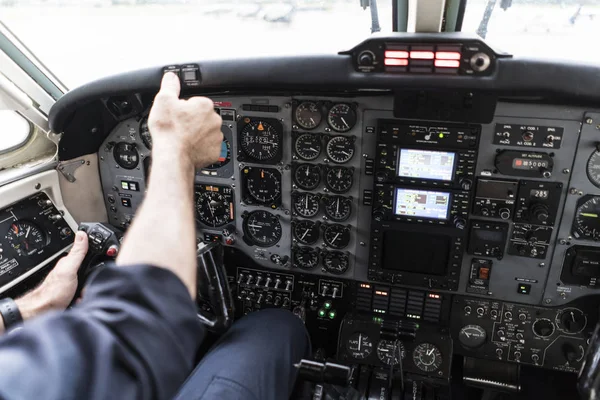 Unrecognizable Man Headset Piloting Plane Alone While Sitting Cockpit Modern — Stock Photo, Image