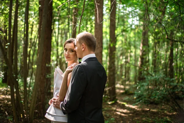 Casal Casal Olhando Uns Para Outros Floresta — Fotografia de Stock