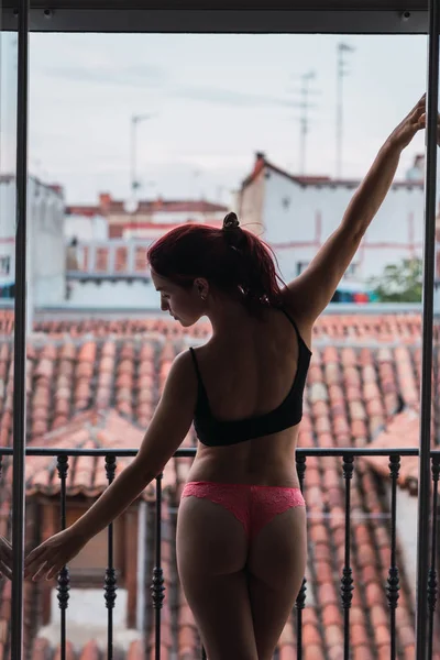 Ung Kvinna Underkläder Poserar Balkong Med Visa Gamla Tak — Stockfoto