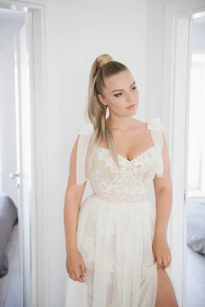 Jeune Belle Mariée Debout Ajustement Robe Blanche Tout Regardant Loin — Photo