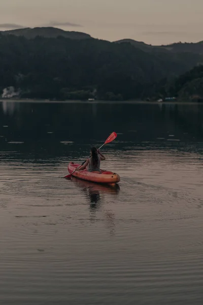 Vue Arrière Femme Naviguant Sur Bateau Dans Lac Calme Propre — Photo