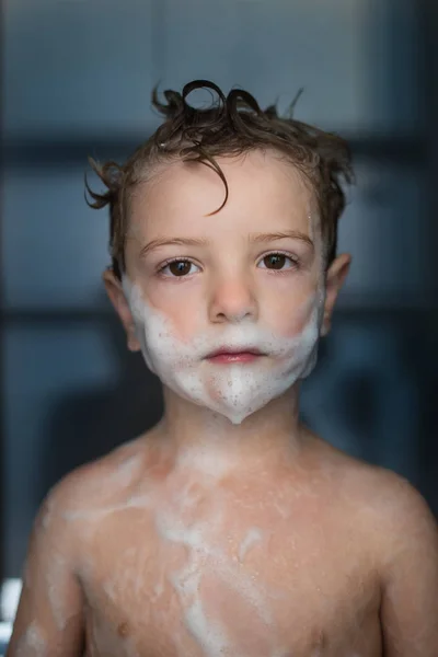 Portret Małego Chłopca Pianki Twarz Ciało Łazience — Zdjęcie stockowe