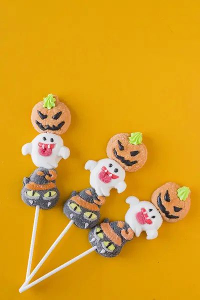 Halloween Bonbons Auf Stöcken Auf Orangefarbenem Hintergrund — Stockfoto