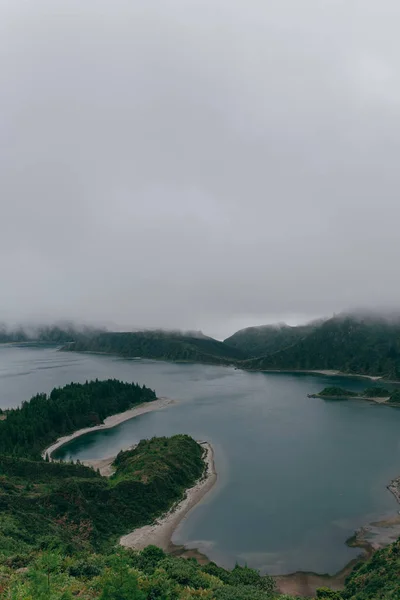 有丘陵地带的湖泊 — 图库照片