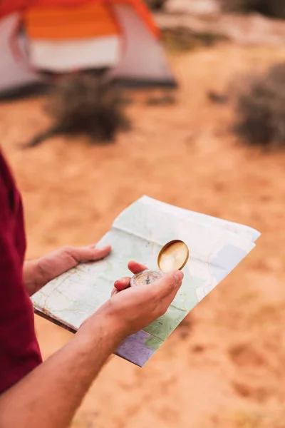 Crop Man Sosteniendo Mapa Brújula Retro Mientras Está Pie Sobre — Foto de Stock