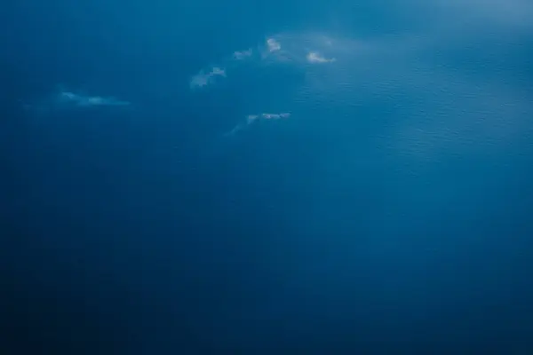 Vista Aérea Superfície Água Acenando Azul — Fotografia de Stock