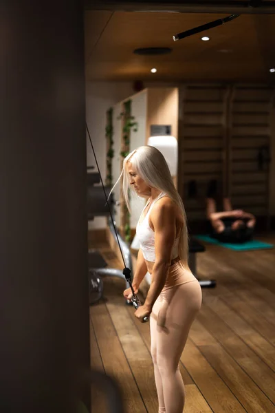 Mladá Blond Žena Sportovní Dělat Cvičení Tělocvičně — Stock fotografie