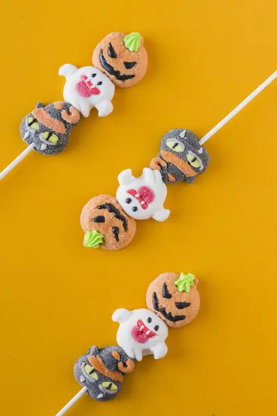 Cukierki Halloween Kije Pomarańczowym Tle — Zdjęcie stockowe