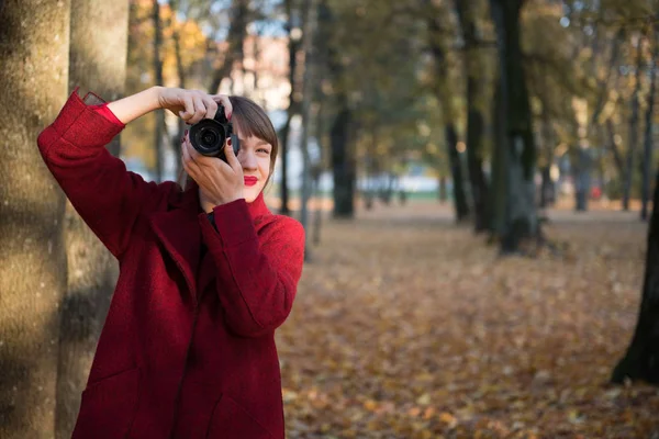 Девушка Красном Пальто Снимает Цифровую Камеру Осеннем Лесу — стоковое фото