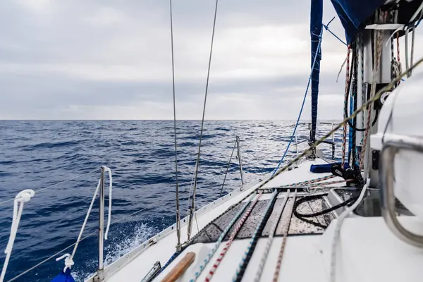 Detail Eines Segelbootes Auf Hoher See Unter Bewölktem Himmel — Stockfoto