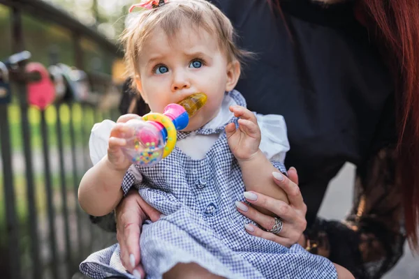 Bébé Fille Assis Sur Tour Mère Avec Jouet Dans Parc — Photo