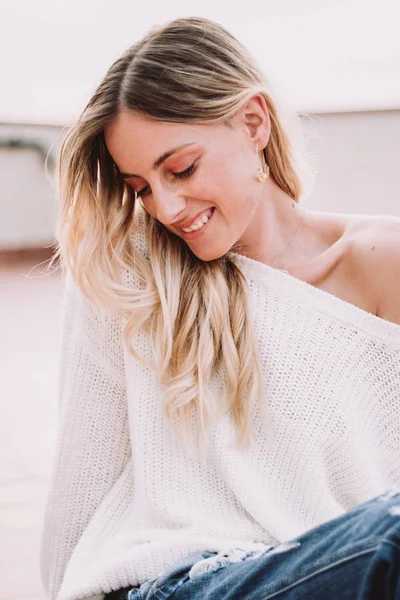 Beautiful Woman Fair Hair Posing Rooftop — Stock Photo, Image