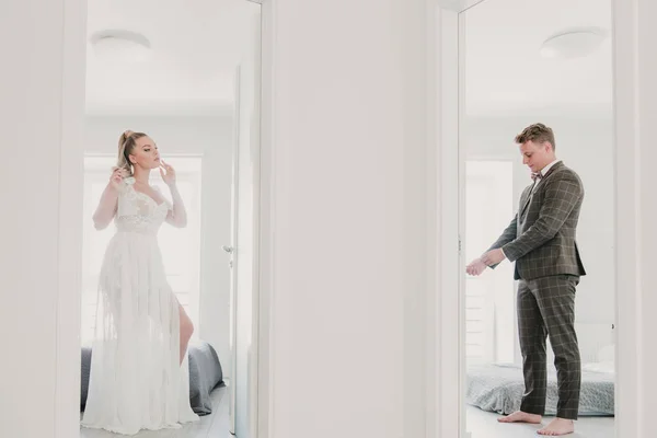 Hermosa Mujer Joven Vestido Blanco Chico Guapo Traje Elegante Preparándose — Foto de Stock