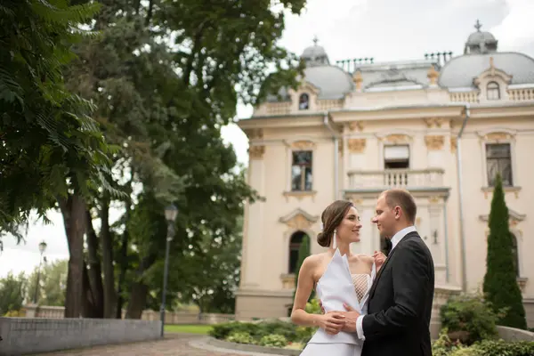 Gifta Par Omfamnar Nära Lyx Byggnad — Stockfoto