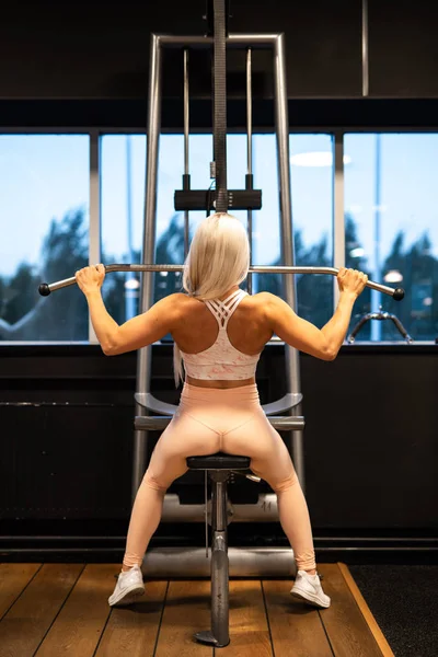 Spor Salonunda Egzersiz Yaparak Atletik Sarışın Kadın — Stok fotoğraf