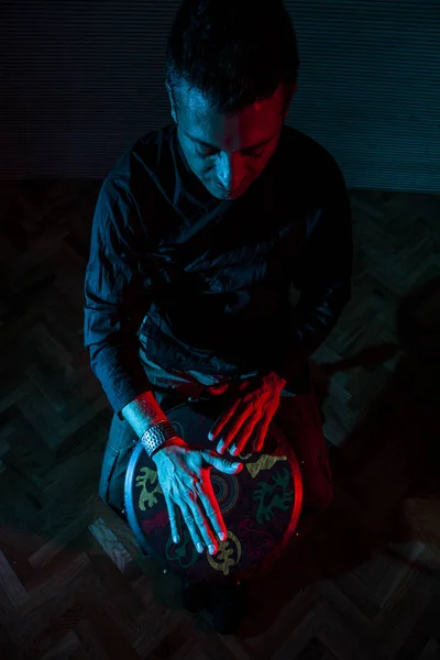 Молодой Перкуссионист Практикует Технику Барабаном Цветное Освещение Красном Синем Цветах — стоковое фото