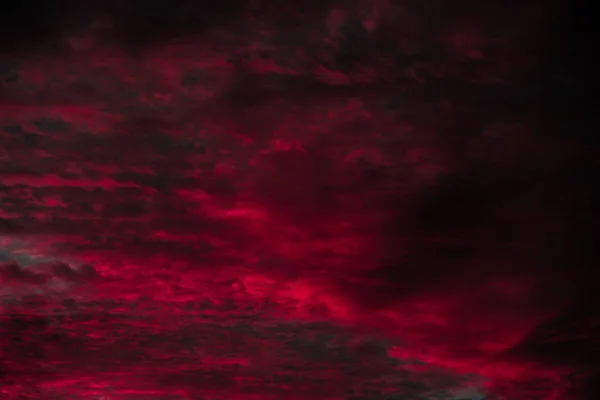 Pittoresca Veduta Del Cielo Multicolore Nero Rosso Nella Notte Buia — Foto Stock