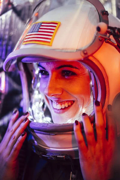 Chica Sonriente Con Casco Espacial Viejo Con Bandera Americana Signo —  Fotos de Stock